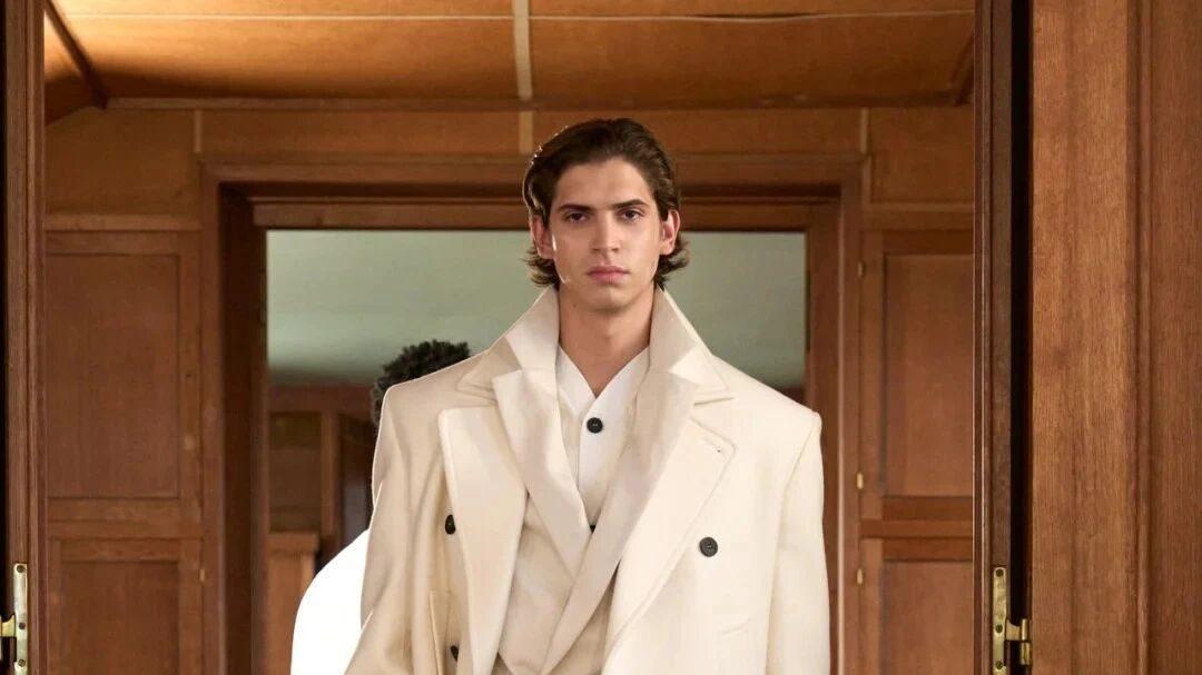 把“悠闲”穿在身上：会穿白色的男人，时间都用来取悦自己。