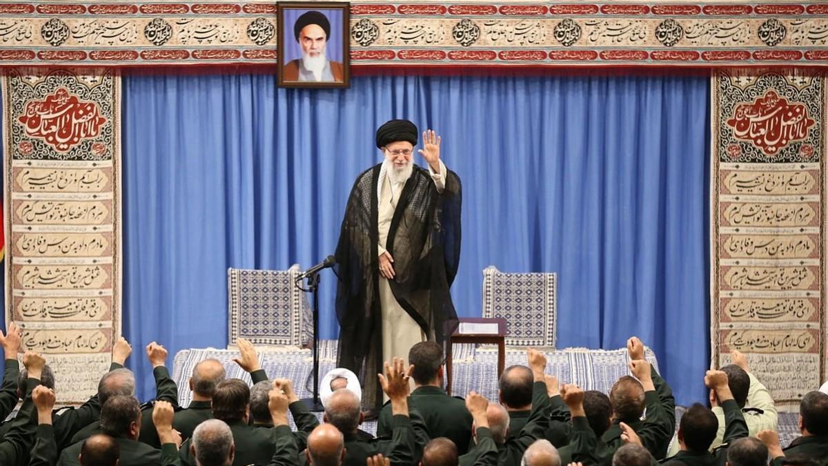 哈梅内伊已死，演绎从“神权接班人”到“围城统帅”的落幕史