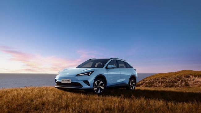 极狐全新阿尔法T5增程版以215km纯电续航与智能科技重塑出行体验