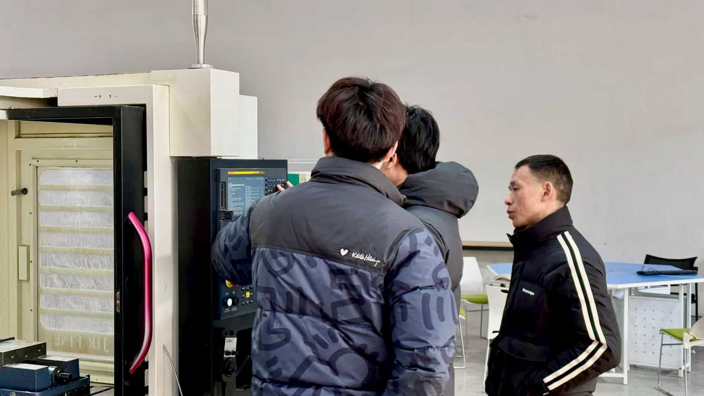 苏州打工族转型新思路！低门槛学五轴数控，摆脱重复劳动实现职业升级