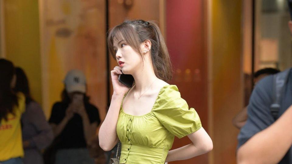 高冷洋气的穿法，宝蓝色衬衣搭配黑裙，妩媚优雅十分精致