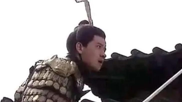 不到20岁的皇帝带几百太监硬刚权臣，被一矛穿胸：曹髦的热血，是愚蠢还是风骨？？