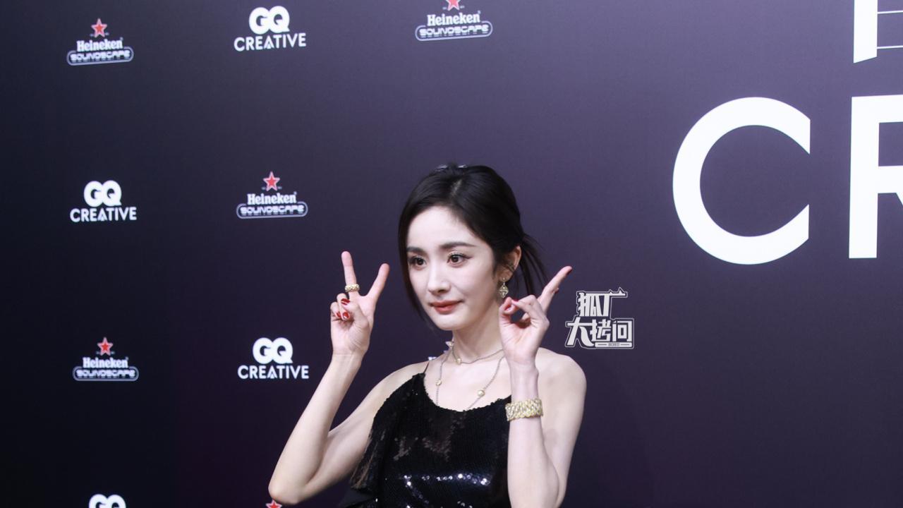 杨幂黑色系穿搭