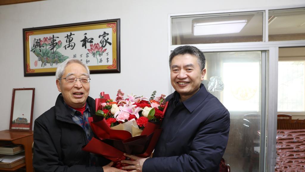 信阳师范大学开展春节前夕走访慰问活动