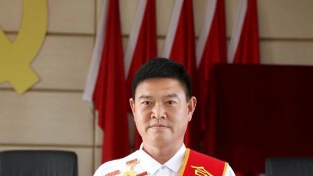 雨夜滑坡遇险 四川德格民警星夜千里生命驰援，伤者感恩承诺送锦旗