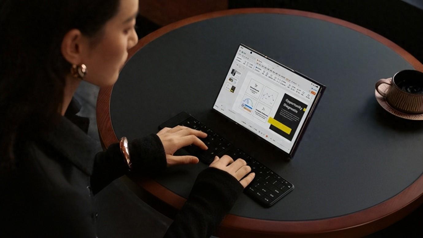 面子里子全部到位，春节送礼还得是这台“能干活”的三折叠