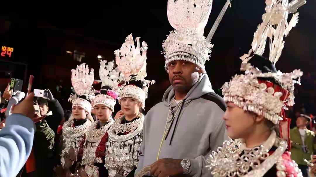 讨饭吃还摆谱，艾弗森对癌症儿童摆臭脸，被前状元怒骂垃圾