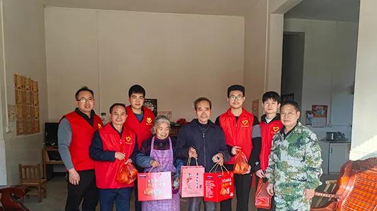 赣州崇义中医谢文淦携手爱心团走进独石村党群服务中心献爱心