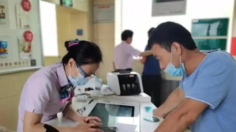 小伙将410万拆迁款存银行，取钱时发现剩下18万，银行：买基金了