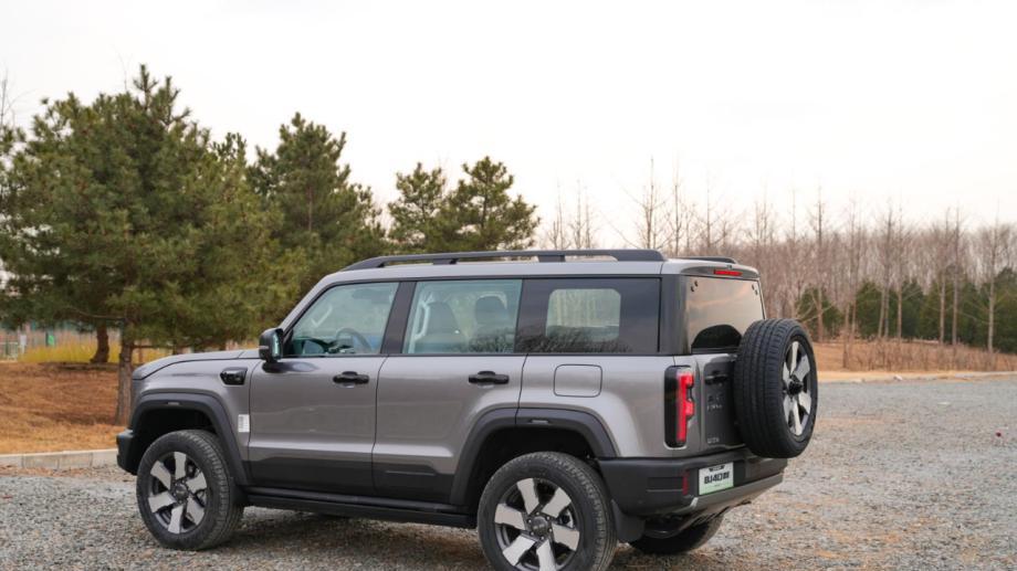 当硬派越野遇上家庭出行：BJ40增程元境智行版成为全能选手？