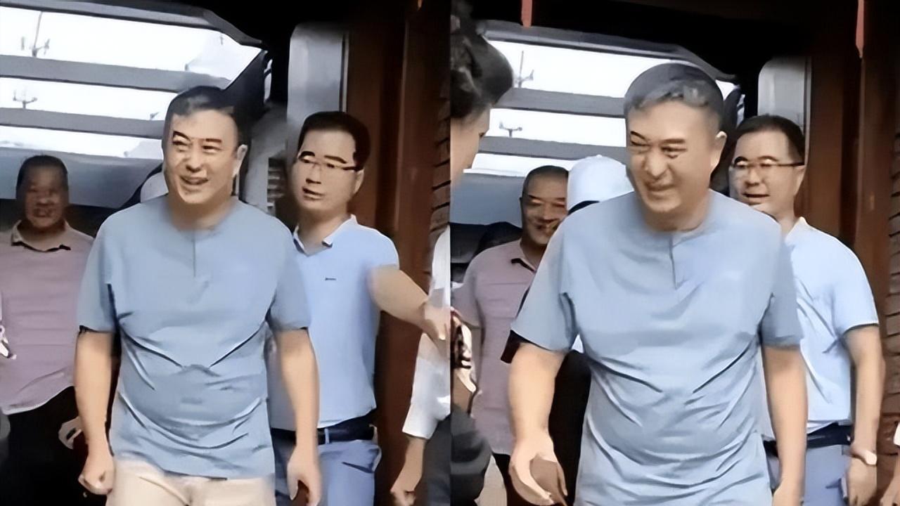 55岁的张嘉益身家上亿却患“不死癌症”，如今腰弯衰老快。