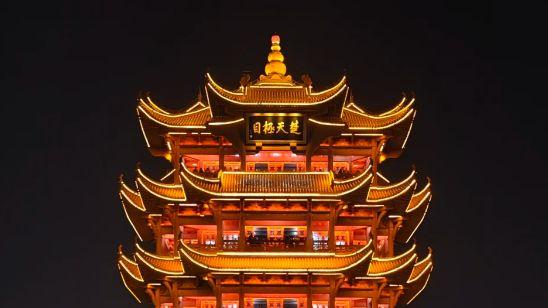 晚上去看黄鹤楼的灯光，和白天不一样