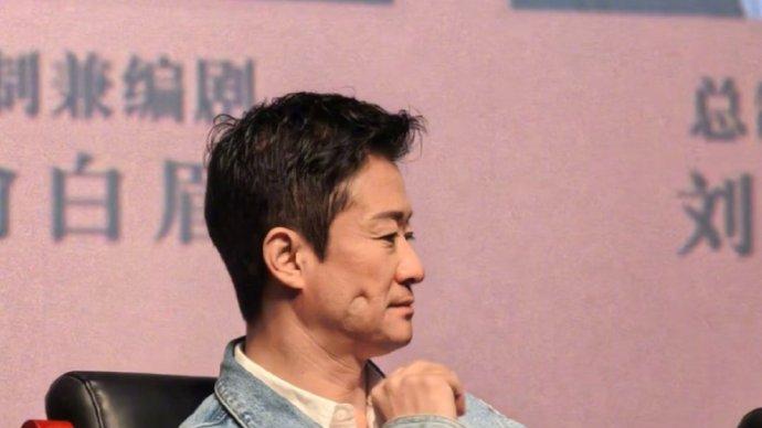 吴京戳脸引热议：活动中戳脸 “一按一个坑”