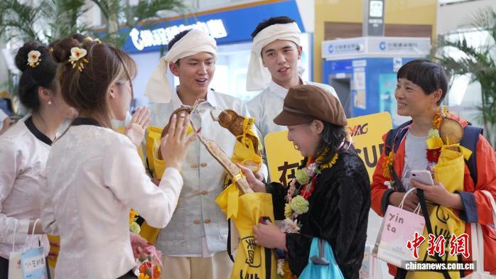 云南各机场“五一”迎客超百万 民族风情圈粉八方来客