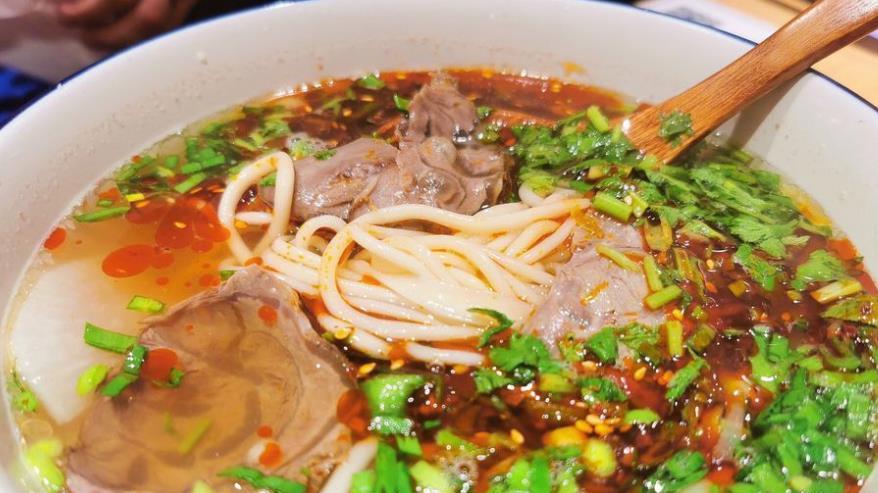 一勺红油、一把青翠、一碗清汤：看懂这碗面，就读懂了兰州