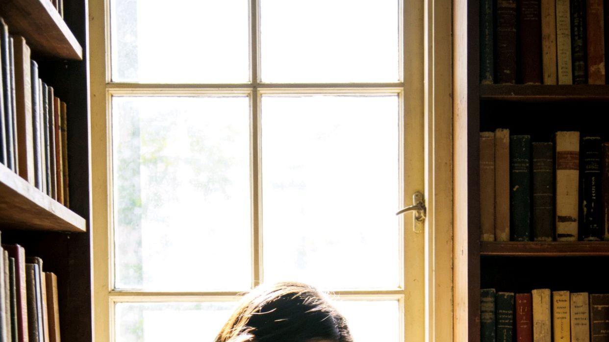 世事如书，我偏爱你这一句，愿做个逗号，呆在你的脚边