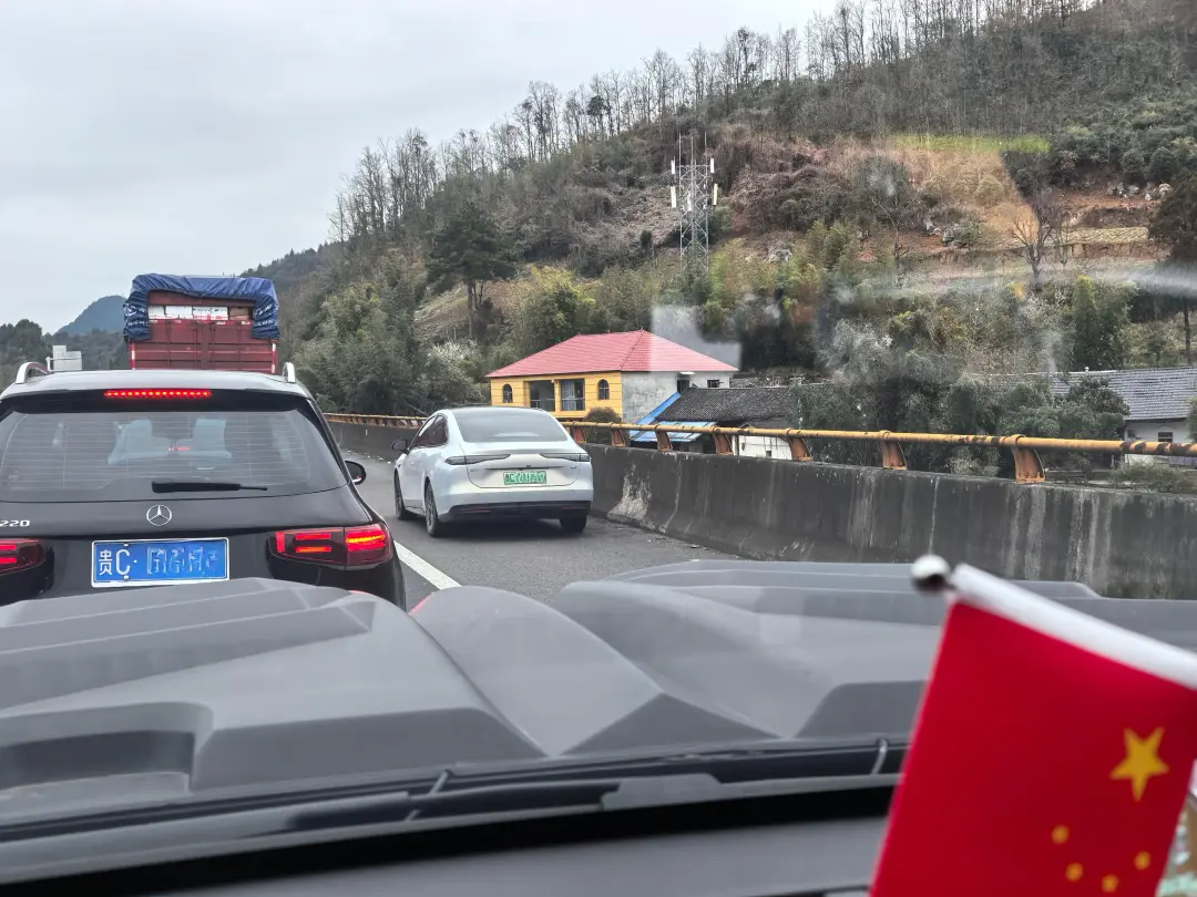 违法占用高速公路应急车道不可取！【五大曝光】