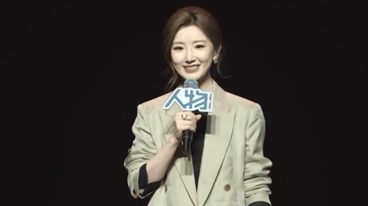 ​毛晓彤演讲破防！28岁生日深夜崩溃，14岁勇救中毒妈妈