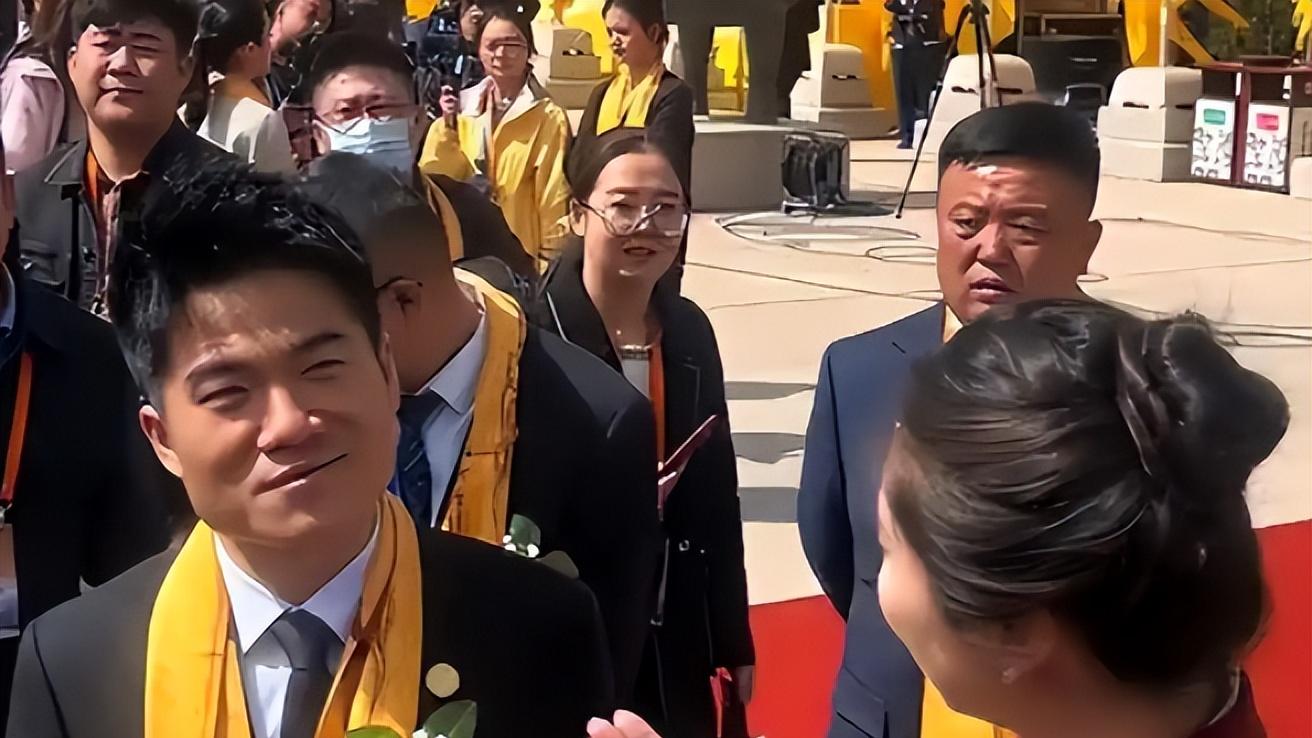 继《人民日报》发声后，官媒三问董宇辉，言辞犀利，字字揭他老底