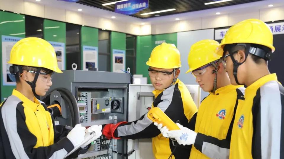 文化课学习困难，应该转向职业教育？一位教育观察者的分析与建议