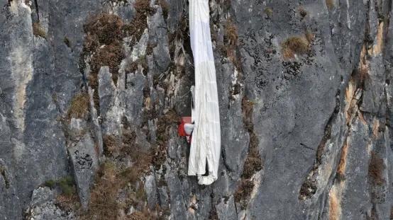 昆明一翼装飞行者挂在“望天崖”峭壁上5小时后获救