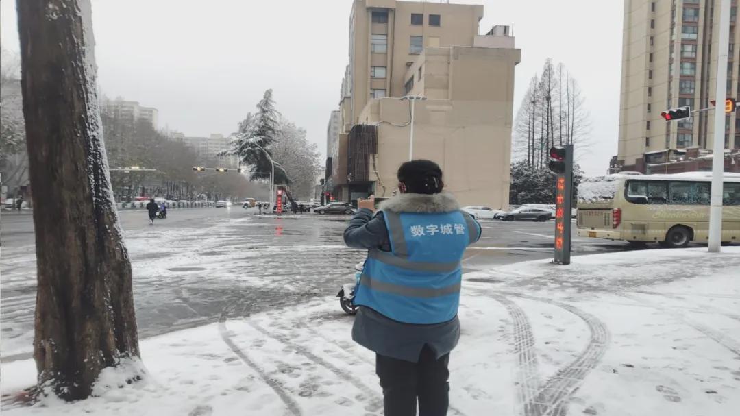 信阳市城市管理局城市运行中心全力应对低温雨雪天气