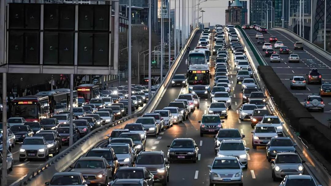 2026年国内汽车零售下滑7%，出口增长10%，整体下滑4.5%