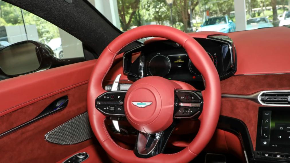 颜值出众，造型低趴，详解“英伦绅士”26款阿斯顿·马丁Vantage