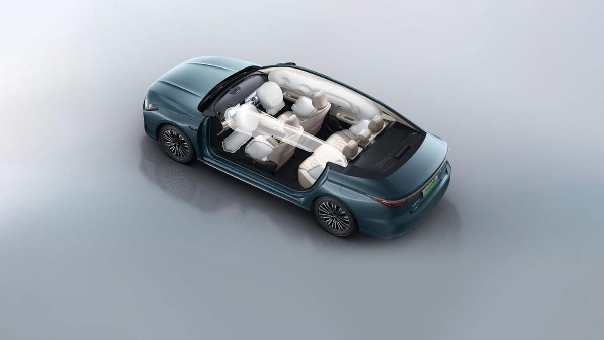 十万级混动轿车怎么选？风云A8L给家人更强安全守护、更舒适出行体验