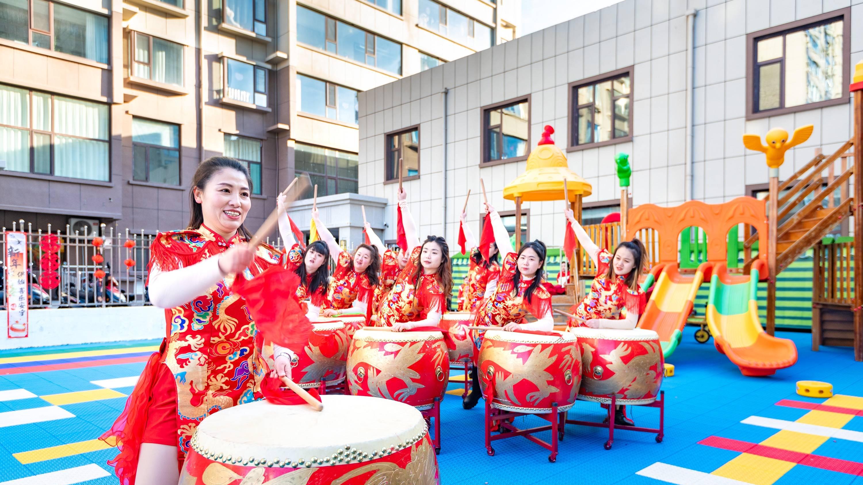 山西左权：睿思幼儿园师生共庆元旦，萌娃“骐骥”送福迎新年