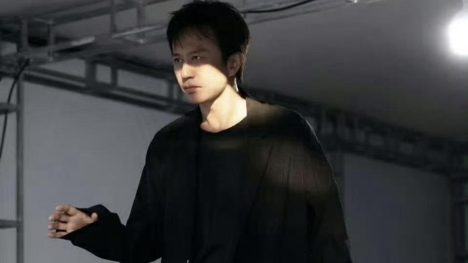 邓超瘦回“男大”引爆热搜：从“骷髅人”到元气少年，他究竟经历了什么？