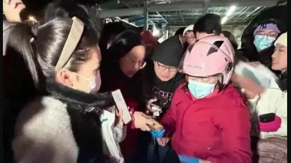 鹅腿阿姨卖鸭腿翻车：一个骗子曾在北大百周年纪念讲堂分享创业之路，现在想想这事真就是个笑话！