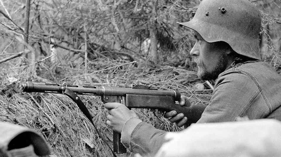 雪中幽灵：头戴骷髅钢盔的芬兰士兵