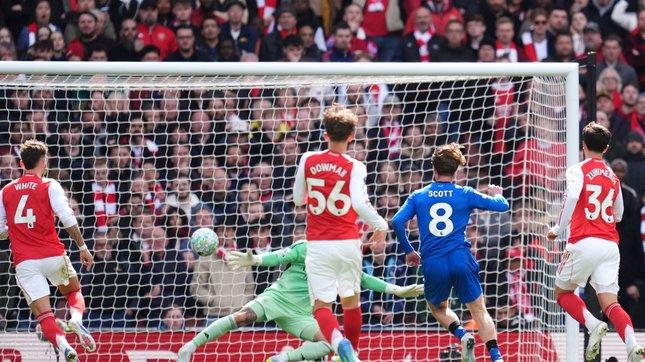 阿森纳失利，英超冠军争夺战再次激烈展开