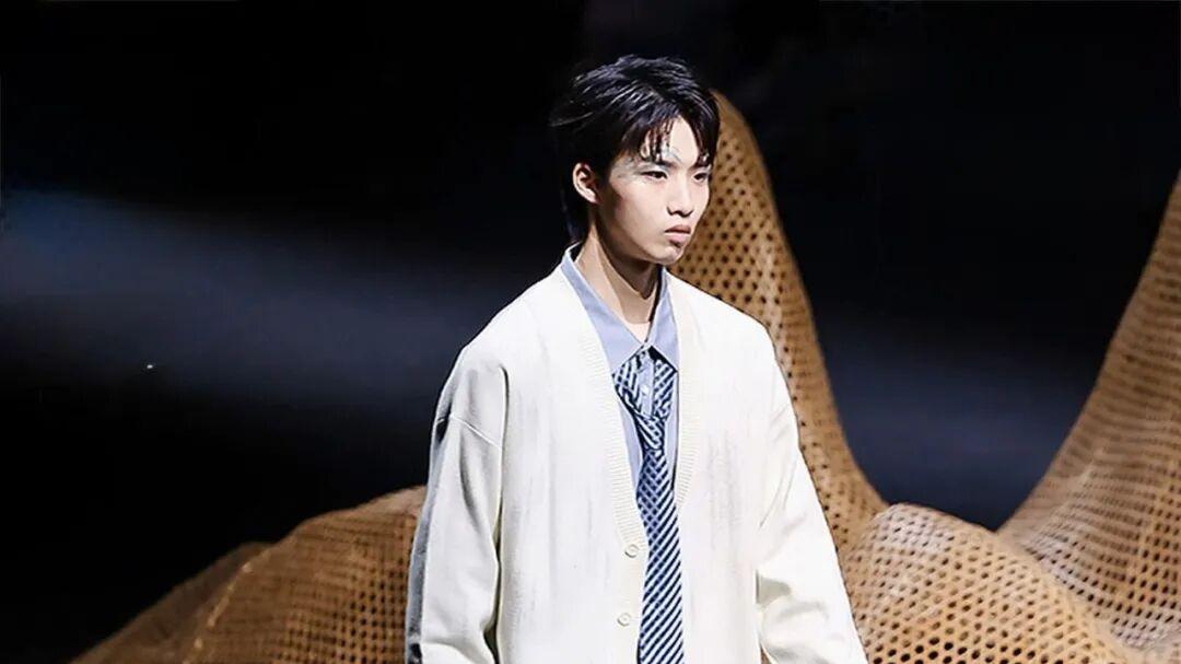 告别“老干部”刻板印象！海澜之家今年的针织衫让你拥有初恋脸