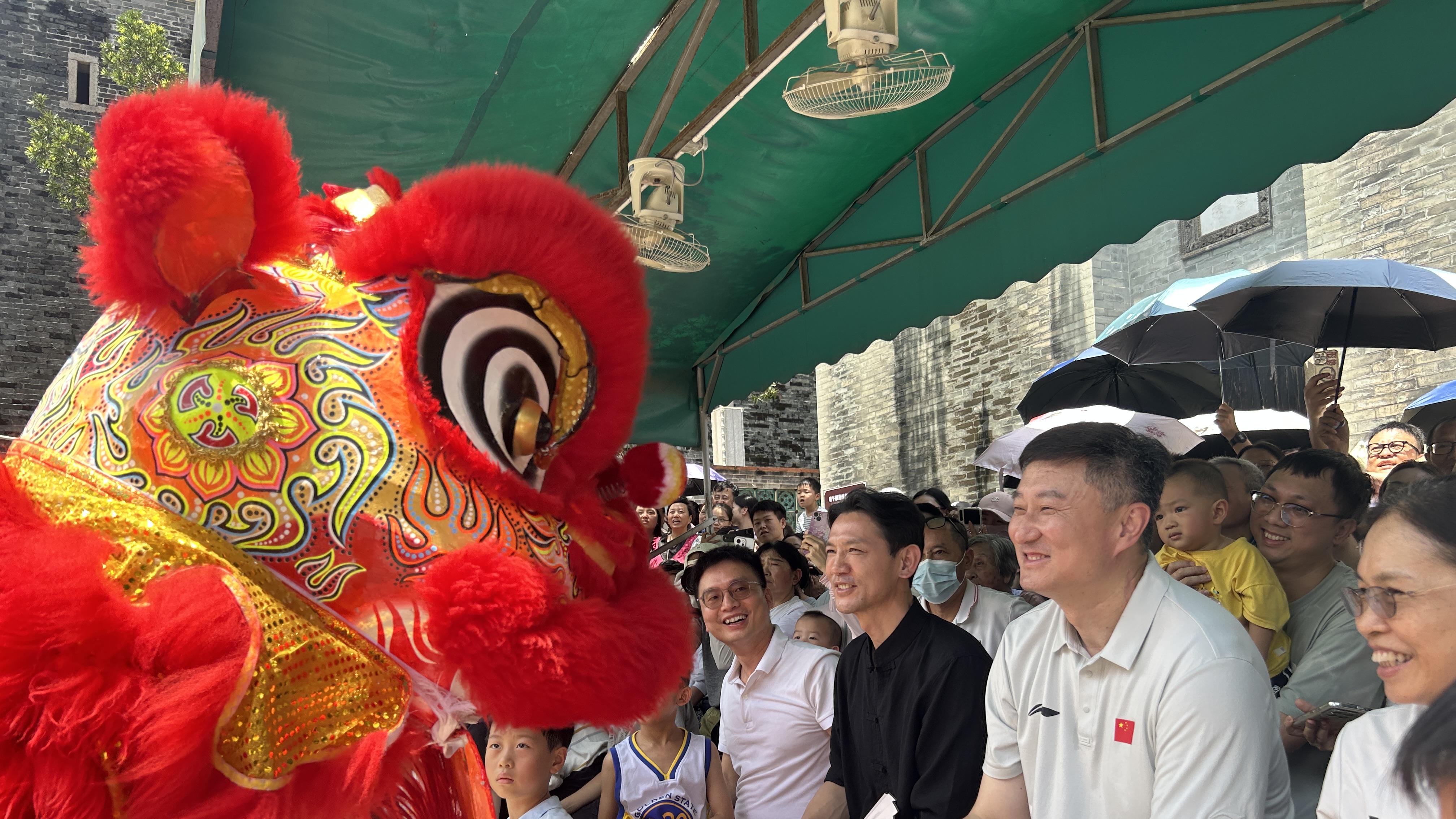 省篮协会长杜锋到访佛山，体验龙船漂移与粤BA赛场激情