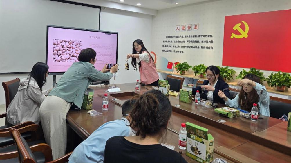 巧手制清铃 匠心慰芳华