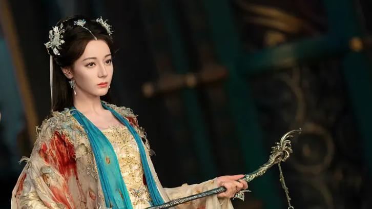 迪丽热巴扛旗！《白日提灯》广告收入破亿，全域联名+全球卖爆！