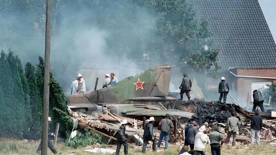 苏联飞行员弹射跳伞，战机独自飞900公里穿越过5国，差点引发大战