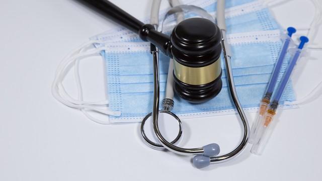 护理记录写“已告知”，老人病房摔倒索赔50万，医院被判全额赔付