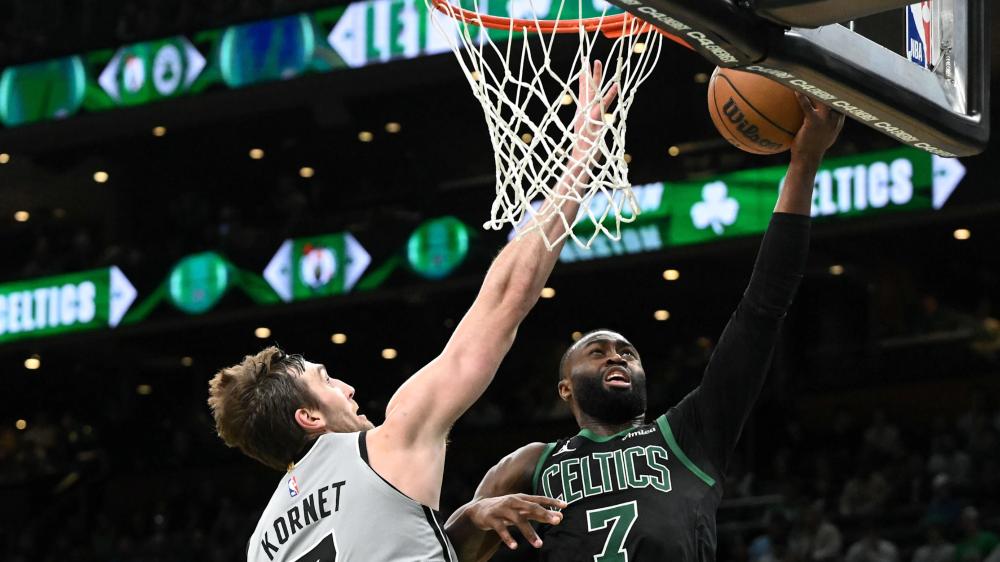 多名球星手感冰冷！哈登20中4惨遭7次封盖 杰伦-布朗单节9中1负马刺