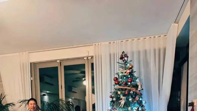 60岁温碧霞似少女，岁月偏爱她？背后藏着20多年深情宠爱