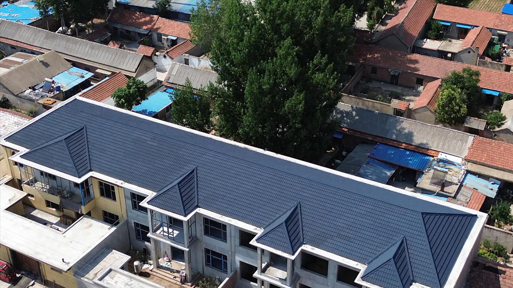 农村盖瓦犯了难！铝镁锰贵、陶土瓦脆、沥青瓦薄，到底选哪种？