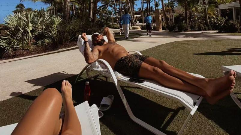 德隆带娇妻度假，42岁从拳坛退役，不工作也不缺钱花，二婚娶超模