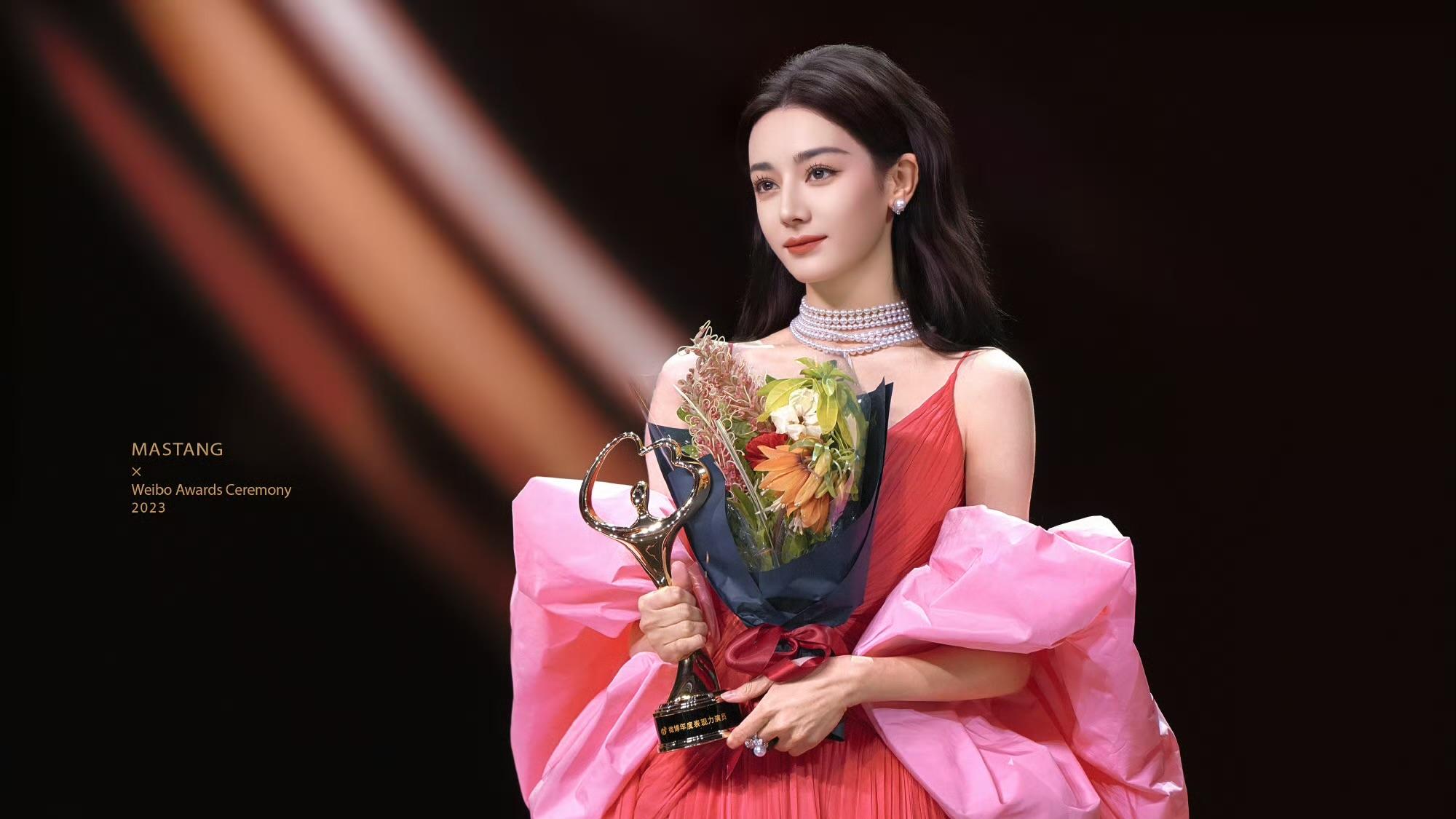 鎏金光影里的灵猫：迪丽热巴经典造型为何能跨越时光？