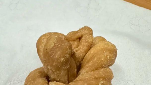 穿行磁器口古镇，陈麻花之外，尝一口土沱麻饼