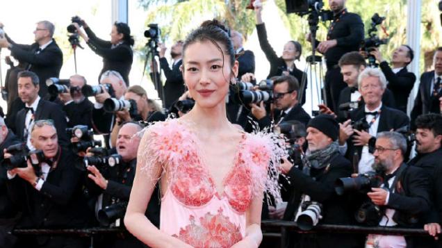 刘雯取代巩俐章子怡李冰冰成最火华语女星，但她适合T台而非红毯