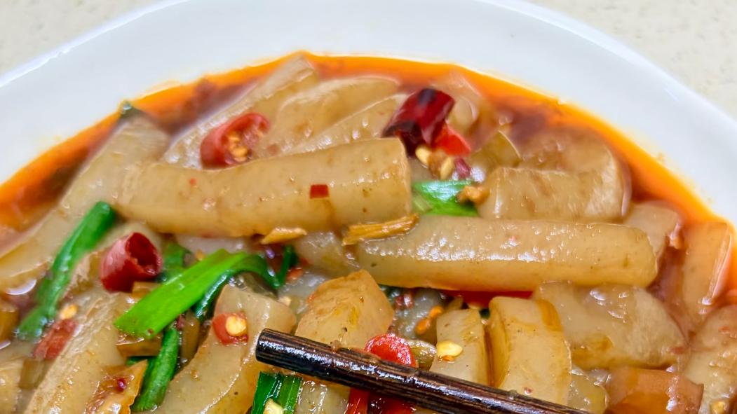 酸辣魔芋是一道酸辣开胃的家常菜做法简单口感Q弹爽滑，特别适合下饭。