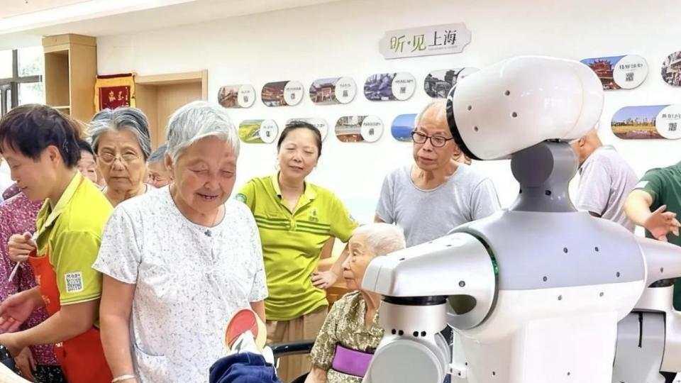 上海突然宣布：10万台机器人进工厂！普通人怎么办？