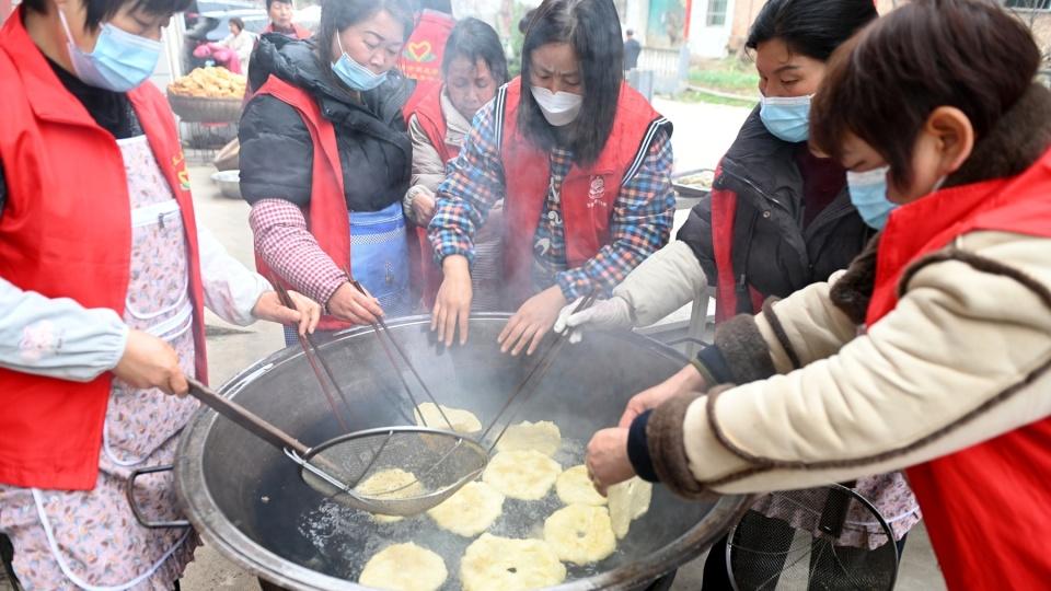 锣鼓喧天闹元宵 忠义同心暖军寨：周至军寨村举办元宵民俗活动